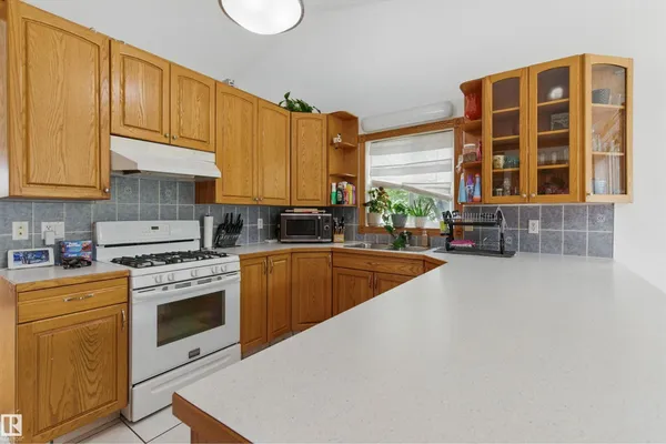 9716 160 ST NW photo 3