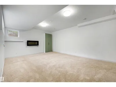 9342 83 AV NW photo 40
