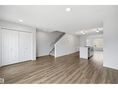19112 22 AV NW photo 4