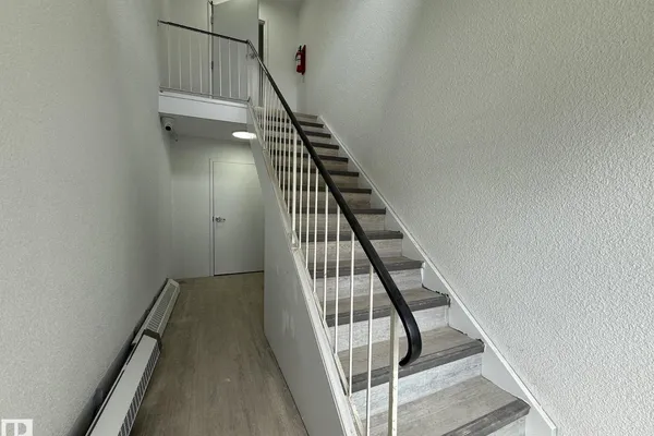 8732 101 AV NW photo 2