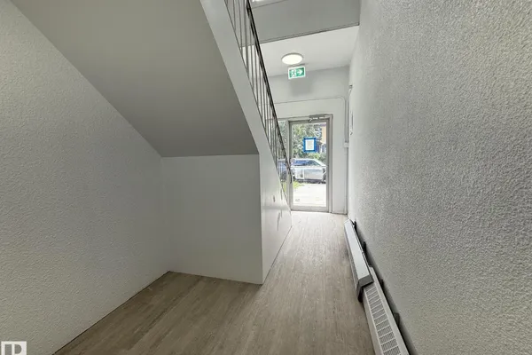 8732 101 AV NW photo 3