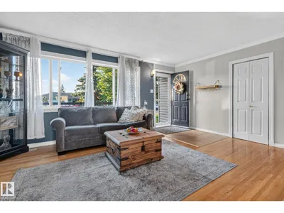 5307 104 AV NW photo 6