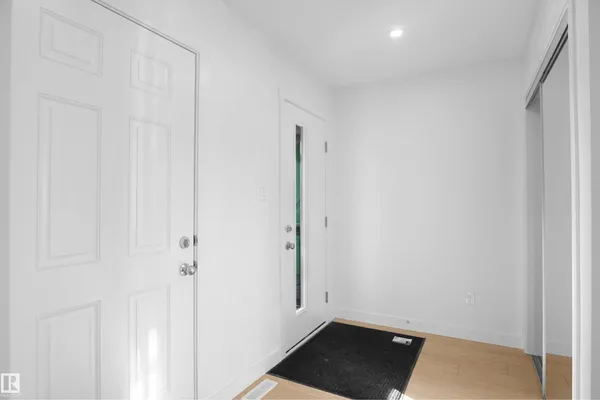 936 17 AV NW photo 2