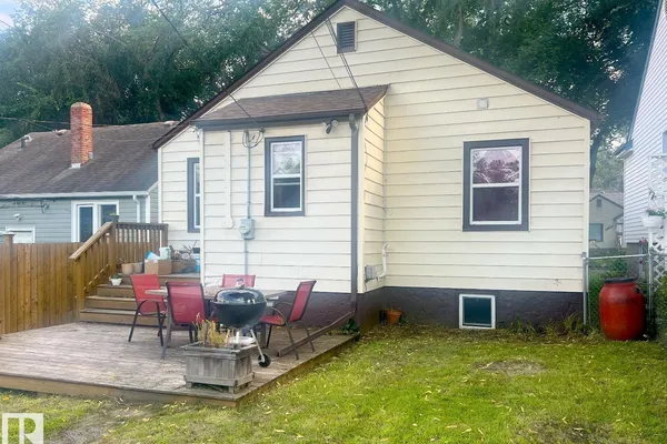 9828 84 AV NW photo 2