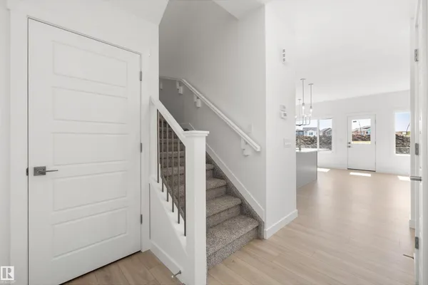 18923 28 AV NW photo 3