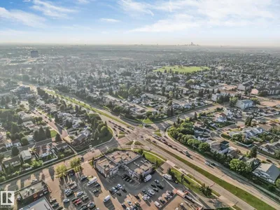 4511 25 AV NW NW photo 5