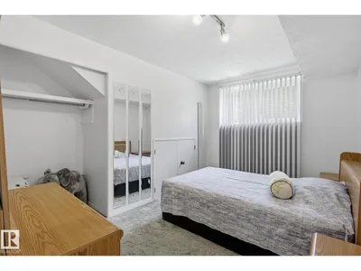 7 GRAHAM AV photo 27