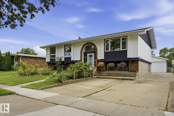 7 GRAHAM AV photo 2