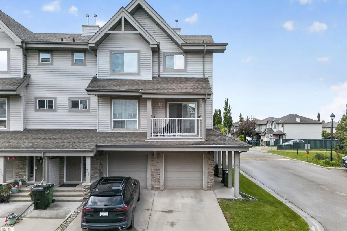 #32 12050 17 AV SW exterior