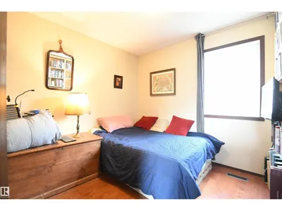 10837 139 ST NW photo 22