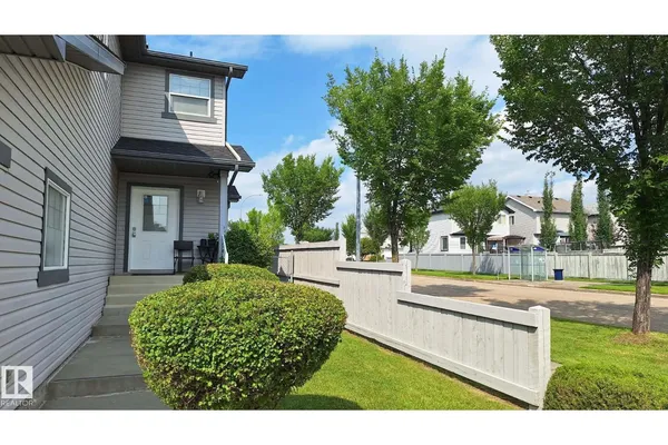 8704 175 AV NW photo 3