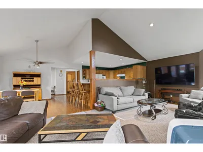 11139 157 AV NW photo 17