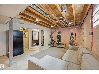 11543 11 AV SW photo 36