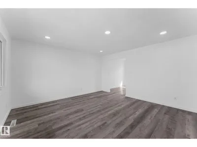 7823 136 AV NW photo 7