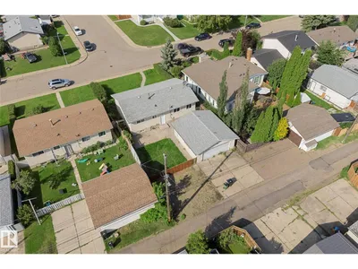 7823 136 AV NW photo 39