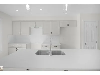1004 14 AV NW photo 11