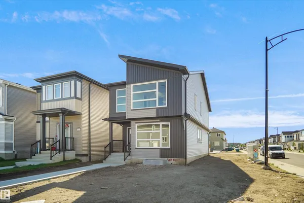 1004 14 AV NW photo 2