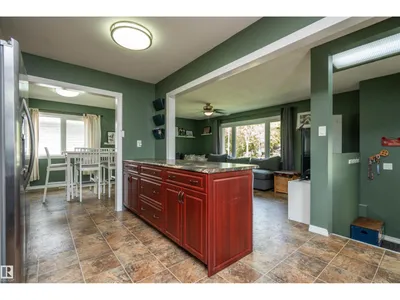 12022 43 ST NW photo 8