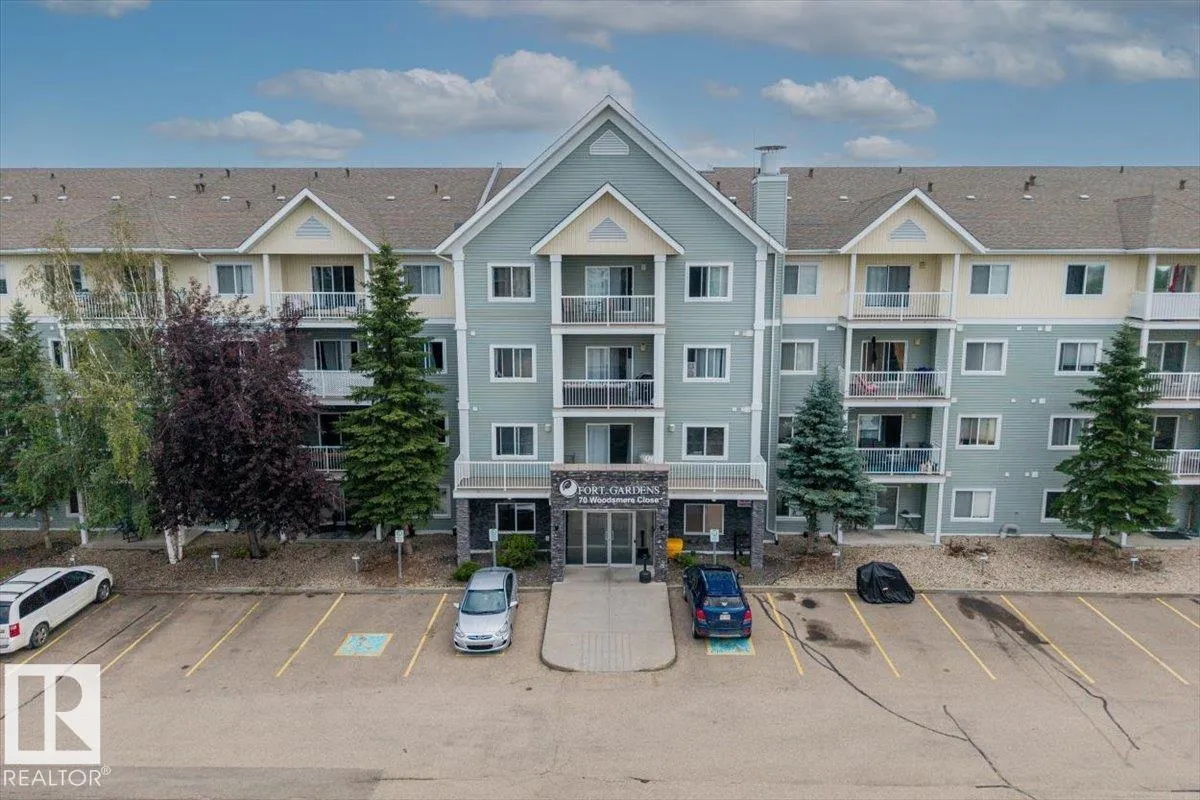 #126 70 WOODSMERE CL exterior