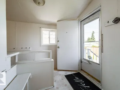 7812 128 AV NW photo 11