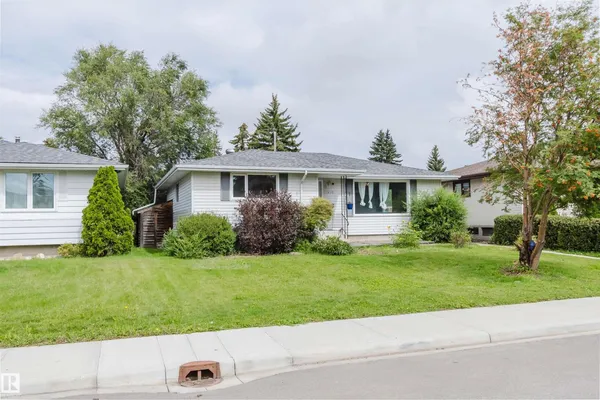 11420 46 AV NW photo 2
