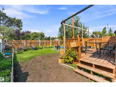 5815 136 AV NW photo 32