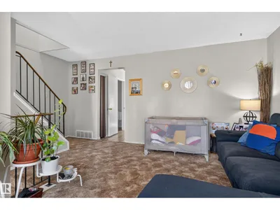 18247 93 AV NW photo 14