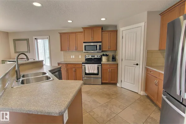 10 BIRCHMONT CR photo 3