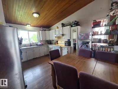 3511 28 AV NW photo 5
