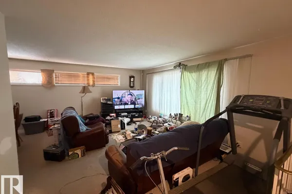 8816 137 AV NW photo 2