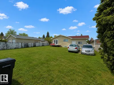 8816 137 AV NW photo 21