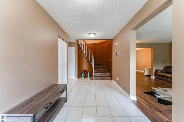190 GARIEPY CR NW photo 3