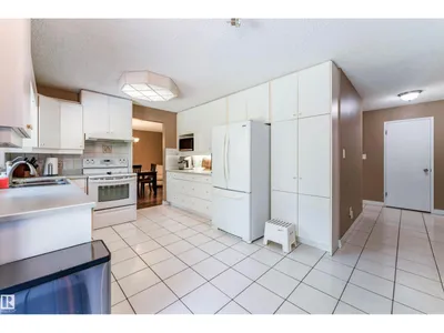 190 GARIEPY CR NW photo 9