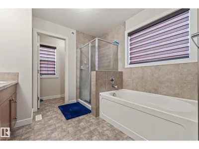 724 40 AV NW photo 32