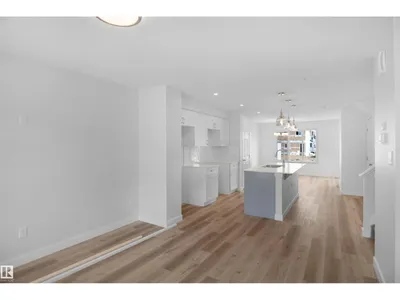 20847 16 AV NW photo 4