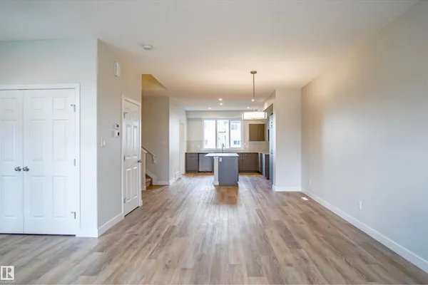 21148 25 AV NW photo 2