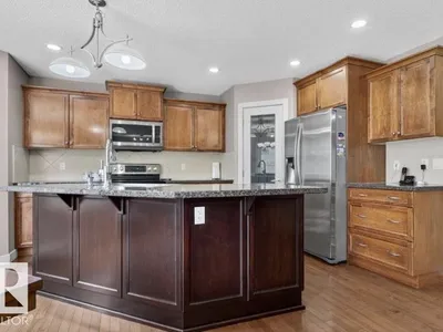 6811 19 AV SW photo 15