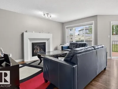 6811 19 AV SW photo 11