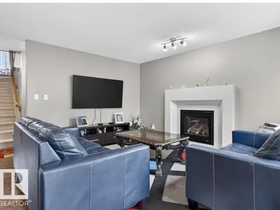 6811 19 AV SW photo 9