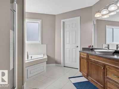 6811 19 AV SW photo 28