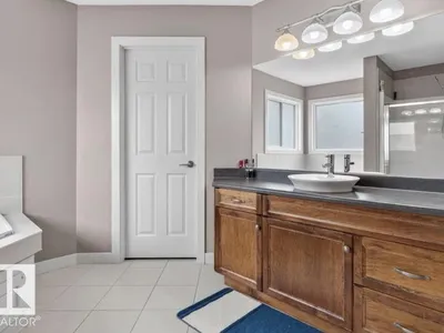 6811 19 AV SW photo 29