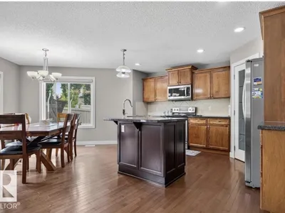 6811 19 AV SW photo 16
