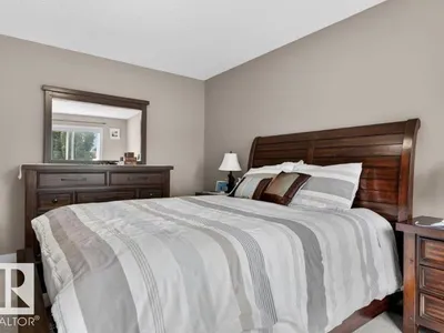 6811 19 AV SW photo 27