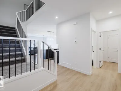 6411 27 AV SW photo 5