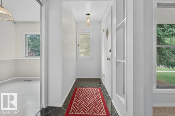 9026 92 ST NW photo 3