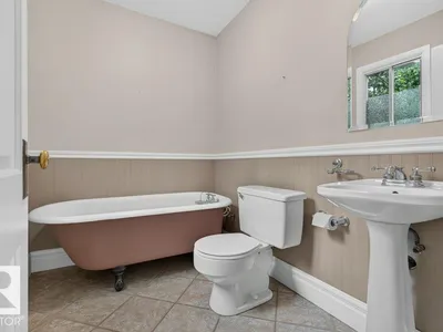 9026 92 ST NW photo 14