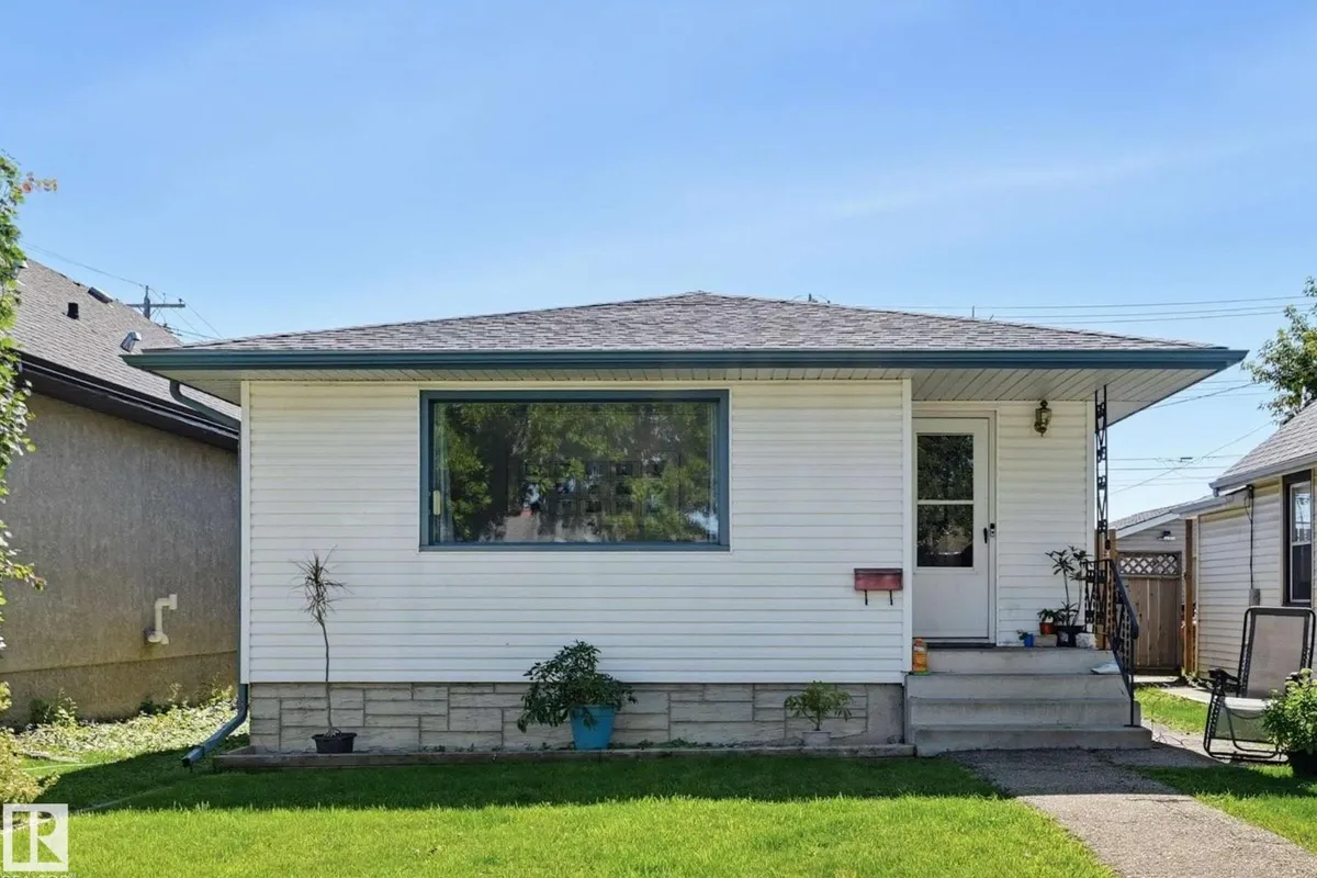 10423 64 AV NW exterior