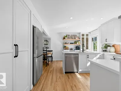 9047 52 ST NW photo 12