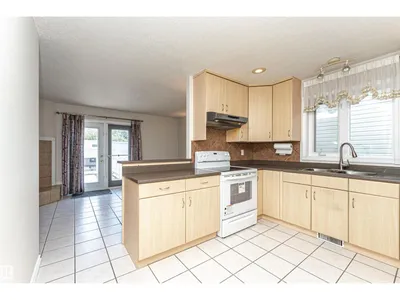 12241 93 ST NW photo 12