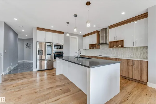 704 172 ST SW photo 3